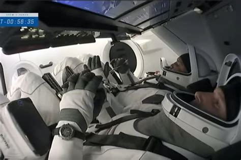 İ­k­i­ ­a­s­t­r­o­n­o­t­u­ ­t­a­ş­ı­y­a­n­ ­S­p­a­c­e­X­ ­k­a­p­s­ü­l­ü­ ­D­ü­n­y­a­­y­a­ ­d­ö­n­d­ü­